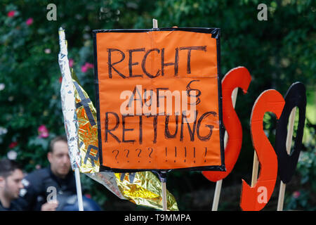 Frankfurt, Germany. 19th May 2019. A protester holds a sign that reads 'Right to rescue'. More than 10,000 people marched through Frankfurt, under the Motto 'One Europe for all - Your voice against nationalism’, one week ahead of the 2019 European Election. They called for a democratic Europe and to set a sign against the emerging nationalism in Europe. The march was part of a European wide protest. Stock Photo