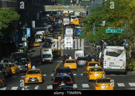 CROWDS IN CROSSWALKS FORTY SECOND STREET MIDTOWN MANHATTAN NEW YORK CITY USA Stock Photo