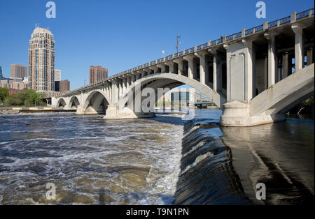 Detail of the Third Avenue Bridge spanning the Mississippi River in downtown Minneapolis, Minnesota.  The bridge was designed by Frederick W. Cappelen Stock Photo