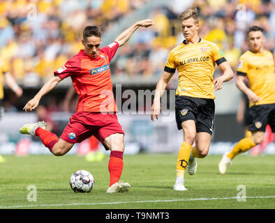 Dresden, Germany. 19th May, 2019. Soccer: 2nd Bundesliga, Dynamo Dresden - SC Paderborn 07, 34th matchday, in the Rudolf Harbig Stadium. Paderborn's Philipp Klement (l) against Dynamos Dzenis Burnic. Credit: Robert Michael/dpa-Zentralbild/dpa - Use only after contractual agreement/dpa/Alamy Live News Stock Photo