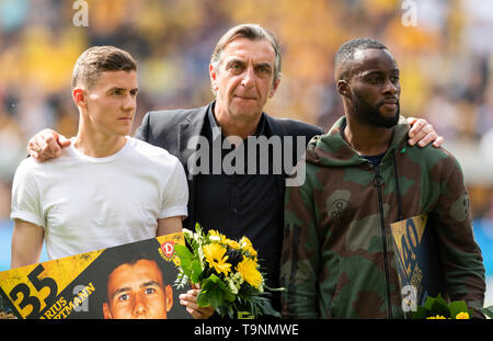 Dresden, Germany. 19th May, 2019. Soccer: 2nd Bundesliga, Dynamo Dresden - SC Paderborn 07, 34th matchday, in the Rudolf Harbig Stadium. Dynamos sport managing director Ralf Minge (M) embraces the players Marius Hauptmann (l) and Erich Berko during the farewell. Credit: Robert Michael/dpa-Zentralbild/dpa - Use only after contractual agreement/dpa/Alamy Live News Stock Photo