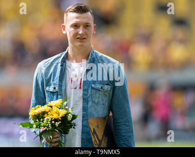 Dresden, Germany. 19th May, 2019. Soccer: 2nd Bundesliga, Dynamo Dresden - SC Paderborn 07, 34th matchday, in the Rudolf Harbig Stadium. Dynamos goalkeeper Markus Schubert after his farewell with flowers in his hand. Credit: Robert Michael/dpa-Zentralbild/dpa - Use only after contractual agreement/dpa/Alamy Live News Stock Photo
