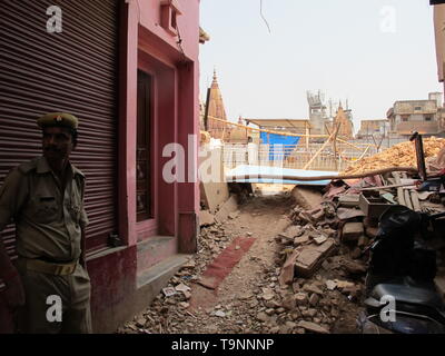Varanasi, India. 26th Apr, 2019. A policeman stood guard at the Varanasi's Kashi Vishwanath corridor project to allow pilgrims easier access between the city's main Kashi Vishwanath temple and the Ganges riverbanks. The project has run into strident opposition from the local residents, who say it has destroyed the city's rich heritage as most of the razed homes housed ancient temples and idols that needed to be preserved Credit: Siddhartha Kumar/dpa/Alamy Live News Stock Photo