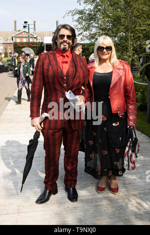 London, UK. 20 May 2019. Laurence Llewelyn-Bowen and Jackie Bowen. Press Day at the 2019 RHS Chelsea Flower Show. Photo: Bettina Strenske/Alamy Live News Stock Photo