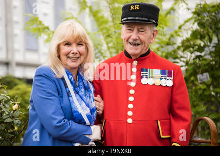 London, UK. 20 May 2019. Actress Susan Hampshire CBE with a Chelsea Pensioner at the Burncoose Nurseries stand. Press Day at the 2019 RHS Chelsea Flower Show. Photo: Bettina Strenske/Alamy Live News Stock Photo