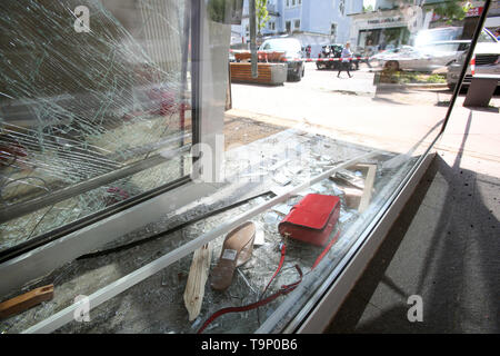 20 May 2019, Hamburg: Expenses lie between pieces of broken glass in a shop window in a fashion store in Hamburg. An over 80-year-old woman drove her car into the shop window of a fashion store in Hamburg's Groß Flottbek district. The senior woman was slightly injured in the accident on Monday morning and taken to a hospital, a spokesperson for the fire brigade said. Emergency personnel should've gotten them out of the car. Photo: Bodo Marks/dpa Stock Photo