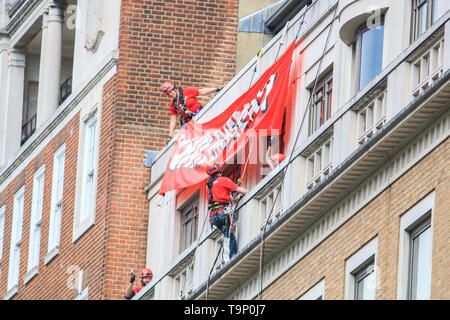 London, UK. 20th May, 2019. Greenpeace climate activists absail from BP- British Petroleum Headquarters in London to protest against BP's oil exploration and the global impact of climate change Credit: amer ghazzal/Alamy Live News Stock Photo