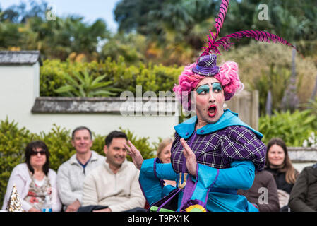 Oh No It Isn’t. A virbrant, colourful theatre performance presented by LKT Productions at theatre Garden in Cornwall. Stock Photo