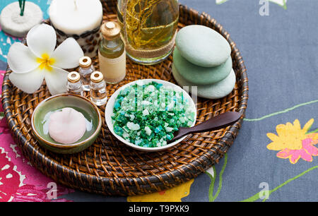 Spa, Heath care set di oli essenziali, sapone, lo Zenzero Curcuma radici e  spezie su un vassoio in legno Foto stock - Alamy