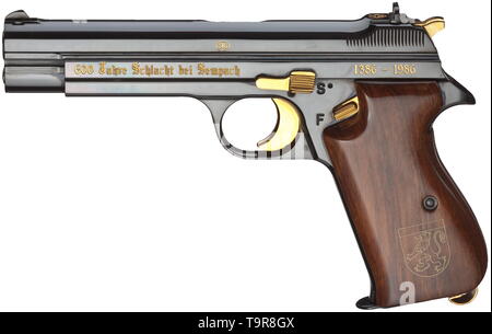 A SIG JP 210 commemorative pistol '600 Jahre Schlacht bei Sempach', in its casket Cal. 9 mm Parabellum, no. P310008. Matching numbers. Bright bore. Highly polished by hand, blue-black finished surface with gold-inlaid German type commemorative inscription '600 Jahre Schlacht bei Sempach 1386 - 1986'. On the right 'Sempach JP 008', with the three last digits of the serial no. also being gold-inlaid. All operational parts gilded. No swivel rings. Smooth, varnished walnut grip panels, on the left with Sempach city coat of arms. In walnut casket with, Additional-Rights-Clearance-Info-Not-Available Stock Photo