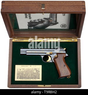 A SIG JP 210 commemorative pistol '600 Jahre Schlacht bei Sempach', in its casket Cal. 9 mm Parabellum, no. P310008. Matching numbers. Bright bore. Highly polished by hand, blue-black finished surface with gold-inlaid German type commemorative inscription '600 Jahre Schlacht bei Sempach 1386 - 1986'. On the right 'Sempach JP 008', with the three last digits of the serial no. also being gold-inlaid. All operational parts gilded. No swivel rings. Smooth, varnished walnut grip panels, on the left with Sempach city coat of arms. In walnut casket with, Additional-Rights-Clearance-Info-Not-Available Stock Photo