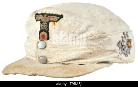 A summer field cap for Jäger (riflemen)/NCOs of the mountain troops Weißer Drillich mit silbernen Metallknöpfen, Futter aus Grundtuch. T-förmig vernähter Adler und Kokarde, jeweils auf dunkelgrünem Grund, Metalledelweiß. historic, historical, army, armies, armed forces, military, militaria, object, objects, stills, clipping, clippings, cut out, cut-out, cut-outs, 20th century, Editorial-Use-Only Stock Photo