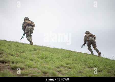 190513-M-EC058-0407 KANEOHE BAY RANGE TRAINING FACILITY, MARINE CORPS BASE HAWAII (May 13, 2019) U.S. Marines with Kilo Company, Battalion Landing Team 3/5, 11th Marine Expeditionary Unit (MEU), perform buddy rushes during a dry-fire range at Marine Corps Base Hawaii. The Marines and Sailors of the 11th MEU are conducting routine operations as part of the Boxer Amphibious Ready Group. (U.S. Marine Corps photo by Lance Cpl. Dalton S. Swanbeck) Stock Photo