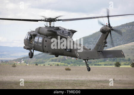 A U.S. Army UH-60 Black Hawk helicopter, assigned to Alpha Company, 3rd Battalion, 1st Combat Aviation Brigade, 1st Infantry Division, takes off at a landing zone during Exercise Immediate Response at Vojarna Josip Jovic Airbase, Udbina, Croatia, May 16, 2019. Exercise Immediate Response is a multinational exercise co-led by Croatian Armed Forces, Slovenian Armed Forces, and U.S. Army Europe. The logistics-focused exercise is designed to test and improve the ability to move forces and equipment rapidly from one location to another. The exercise will improve readiness and interoperability among Stock Photo