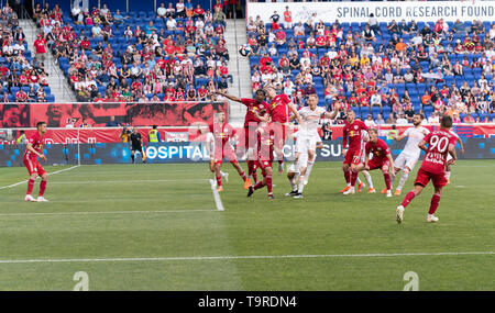 Harrison, United States. 19th May, 2019. Players of Red Bulls defend during regular MLS game against Atlanta United FC at Red Bull Arena, Red Bulls won 1 - 0 Credit: Lev Radin/Pacific Press/Alamy Live News Stock Photo