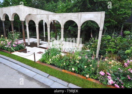 The Wedgwood Garden (designed by Jo Thompson), one of the eleven beautiful and elegant show gardens on display at the 2019 RHS Chelsea Flower Show which opened today in the 11-acre grounds of the Royal Hospital Chelsea, London, United Kingdom - 20 May 2019  Classicism meets modernism in this garden which references Etruria, Wedgwood’s eighteenth century factory and village built for workers, where forward-thinking elements of corporate social responsibility were first shown by Josiah Wedgwood.  There are 26 themed gardens on display at this year’s show as well as over 100 plant displays in the Stock Photo