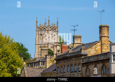 The Cotswold buildings of Chipping Campden looking towards St James's Church, Chipping Campden, England Stock Photo