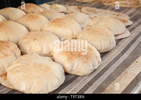 https://l450v.alamy.com/450v/t9t38n/homemade-kuboos-traditional-pitta-bread-lie-on-a-table-of-street-market-in-egypt-t9t38n.jpg