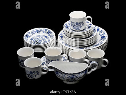 Churchill pottery, Blue Onion - 8 dinner plates, 7 side plates, 7 saucers, 6 cups, 7 dishes, 1 gravy boat - 36 items Name: Churchill pottery, 8 dinner Stock Photo