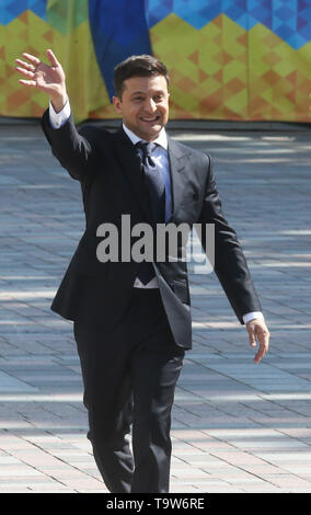 Kiev, Ukraine. 20th May, 2019. Volodymyr Zelensky waves to crowds in Kiev, Ukraine, May 20, 2019. Ukrainian actor-turned-politician Volodymyr Zelensky on Monday took office as the sixth president of Ukraine, promising to bring peace to the country. 41-year-old Zelensky who gained more than 73 percent of the vote was elected as the president of Ukraine on April 21 for a five-year term. Credit: Sergey/Xinhua/Alamy Live News Stock Photo