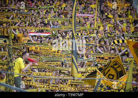 Borussia Monchengladbach, Deutschland. 18th May, 2019. DO fans keep your fan scarf high. Soccer 1. Bundesliga, 34.matchday, Borussia Monchengladbach (MG) - Borussia Dortmund (DO) 0: 2, on 18/05/2019 in Borussia Monchengladbach/Germany. ¬ | usage worldwide Credit: dpa/Alamy Live News Stock Photo