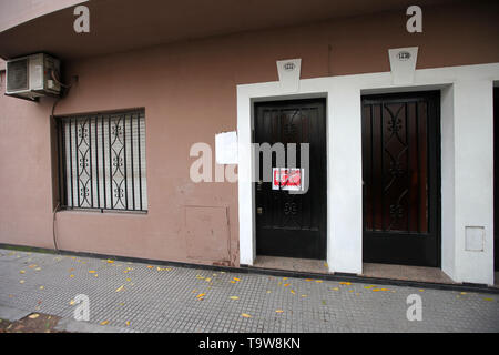 Buenos Aires, Buenos Aires, Argentina. 20th May, 2019. On image : Facade of the house where botulism poisoned hummus was made at Palermo neighbourhood. The consumption of this food send two womens to the hostipal, where they are in critical. Credit: Claudio Santisteban/ZUMA Wire/Alamy Live News Stock Photo