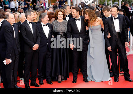 Cannes, France. 20th May, 2019. Denis Podalydes, Guillaume Canet, Daniel Auteuil, Fanny Ardant, Nicolas Bedos, Doria Tillier and Michael Cohen attending the 'La belle époque' premiere during the 72nd Cannes Film Festival at the Palais des Festivals on May 20, 2019 in Cannes, France Credit: Geisler-Fotopress GmbH/Alamy Live News Stock Photo