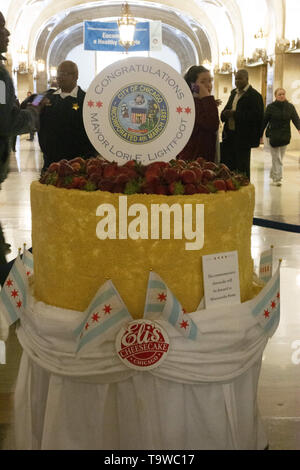 Chicago, IL, USA. 20th May, 2019. On inauguration day, Lori Lightfoot, the first African-American Mayor of Chicago greets the public in her new office at City Hall. Eli's Cheesecake provides a slice of cake to people who came to shake the Mayor's hand. Credit: Karen I. Hirsch/ZUMA Wire/Alamy Live News Stock Photo