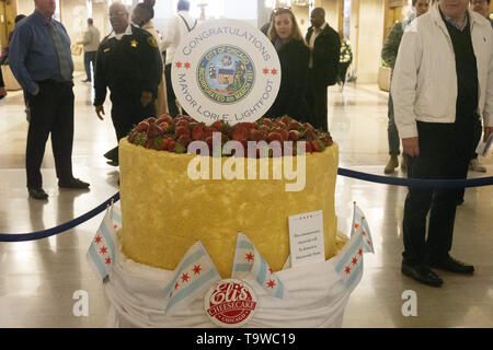 Chicago, IL, USA. 20th May, 2019. On inauguration day, Lori Lightfoot, the first African-American Mayor of Chicago greets the public in her new office at City Hall. Eli's Cheesecake provides a slice of cake to people who came to shake the Mayor's hand. Credit: Karen I. Hirsch/ZUMA Wire/Alamy Live News Stock Photo