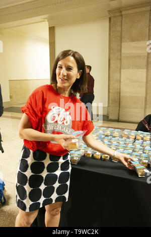 Chicago, IL, USA. 20th May, 2019. On inauguration day, Lori Lightfoot, the first African-American Mayor of Chicago greets the public in her new office at City Hall. Eli's Cheesecake provides a slice of cake to people who came to shake the Mayor's hand. Credit: Karen I. Hirsch/ZUMA Wire/Alamy Live News Stock Photo