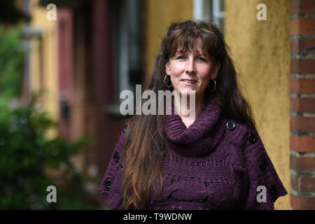 Berlin, Germany. 17th May, 2019. Viviane Czernietzki in front of the entrance of her terraced house in Berlin-Britz. The network nebenan.de has more than one million users in Germany, connects neighbors with each other and invites on May 24 to the day of the neighbors. (to 'Online platform provides for offline contacts among neighbors') Credit: Sven Braun/dpa/Alamy Live News Stock Photo