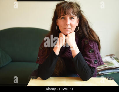 Berlin, Germany. 17th May, 2019. Viviane Czernietzki relies on her used coffee table, which she received constelessly from neighbours. The network nebenan.de has more than one million users in Germany, connects neighbors with each other and invites on May 24 to the day of the neighbors. (to 'Online platform provides for offline contacts among neighbors') Credit: Sven Braun/dpa/Alamy Live News Stock Photo