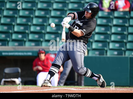 Fargo, ND, USA. 20th May, 2019. Milwaukee Milkmen Christ Conley (17) swings at a pitch during the FM Redhawks game against the Milwaukee Milkmen in American Association professional baseball at Newman Outdoor Field in Fargo, ND. Milwaukee won 5-3. Photo by Russell Hons/CSM/Alamy Live News Stock Photo