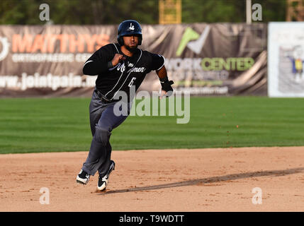 Fargo, ND, USA. 20th May, 2019. Milwaukee Milkmen Jose Rosario (6) races to third base during the FM Redhawks game against the Milwaukee Milkmen in American Association professional baseball at Newman Outdoor Field in Fargo, ND. Milwaukee won 5-3. Photo by Russell Hons/CSM/Alamy Live News Stock Photo