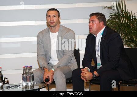 Hamburg, Deutschland. 20th May, 2019. Dr. Wladimir Klitschko and Jochen Vogel (Rewe) 3. Food Innovation Camp a conference on which Germanys food and logistics industry meets in the Hamburg Chamber of Commerce | usage worldwide Credit: dpa/Alamy Live News Stock Photo