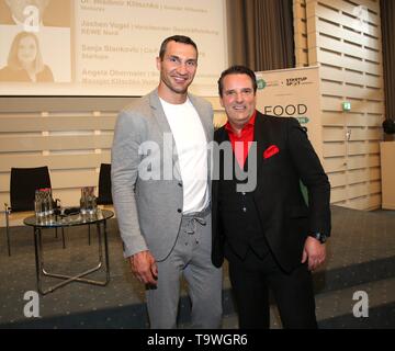 Hamburg, Deutschland. 20th May, 2019. Dr. Wladimir Klitschko and Ralf Duemmel, 3rd Food Innovation Camp a specialist conference at which Germanys food and logistics industry meets in the Hamburg Chamber of Commerce | usage worldwide Credit: dpa/Alamy Live News Stock Photo