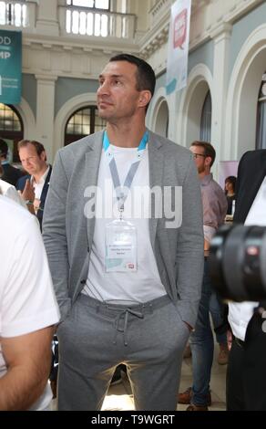 Hamburg, Deutschland. 20th May, 2019. Dr. Wladimir Klitschko at the trade fair tour, 3rd Food Innovation Camp a trade conference at which Germanys food and logistics industry meets in the Hamburg Chamber of Commerce | usage worldwide Credit: dpa/Alamy Live News Stock Photo