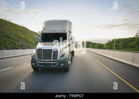 White 18 wheeler lorry semi truck tractor trailer on highway Stock Photo