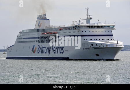 AJAXNETPHOTO. 10TH MAY, 2019. PORTSMOUTH, ENGLAND. - BRITTANY FERRIES CROSS CHANNEL CAR AND PASSENGER FERRY CAP FINISTERE INWARD BOUND. PHOTO:TONY HOLLAND/AJAX REF:DTH191105 7773 Stock Photo