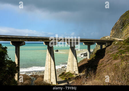 Highway 101 Bridge At Lime Kiln along Big Sur coast Stock Photo