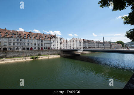 Besancon (north-eastern France): district of La Boucle in the city centre. Overview of the Doubs river and the quays from the “pont Battant” bridge ** Stock Photo