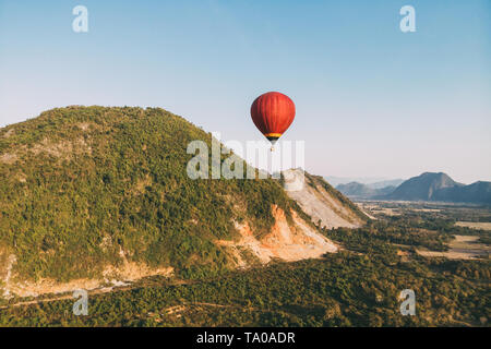 Hot air balloons over karst hills along Nam Song Xong river, Vang Vieng, Laos Stock Photo