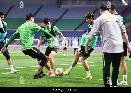 Players of China's Beijing Guoan F.C. take part in a training session before the 6th round of group G match against Japan's Urawa Red Diamonds F.C. during the 2019 AFC Champions League in Saitama, Japan, 20 May 2019. Stock Photo