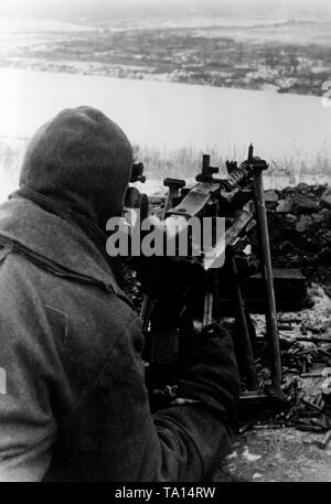 On a hill on the banks of the Don, a German machine-gun guard has taken position. Beside the tripod, the MG 34 is also equipped with a gunsight. Photo of the Propaganda Company (PK): war correspondent Kripgans. Stock Photo