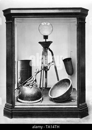 Air pump and the Magdeburg hemispheres of the physicist Otto von Guericke, with which he demonstrated the power of atmospheric pressure in 1654. Stock Photo