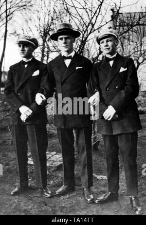 The later SPD politician Willy Brandt (then Herbert Frahm, 1st from the right) as a teenager in a suit and a Prinz-Heinrich cap. Undated photo. Stock Photo