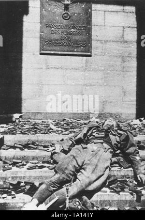 The dead body of a German officer lying on the steps of the Reich Chancellery following the Battle of Berlin, May 1945 Stock Photo