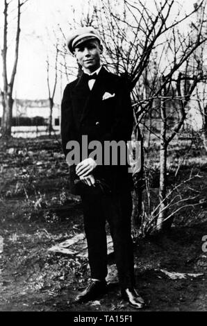The later SPD politician Willy Brandt (then Herbert Frahm) as a young man in a suit and a Prinz-Heinrich cap. Undated photo. Stock Photo