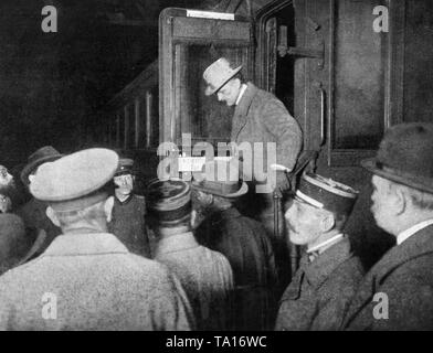 Arrival of the German delegation to the peace negotiations in Versaiiles. Ulrich Graf von Brockdorf-Rantzau leaves the special train. Stock Photo
