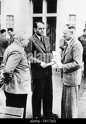 Albert Speer (middle) in conversation with Robert Ley (left) and Herbert Backe during a work discussion of the training officers of the NSDAP at the 'Schulungsburg' in Berlin-Wannsee. This image was photographed during a break. Stock Photo